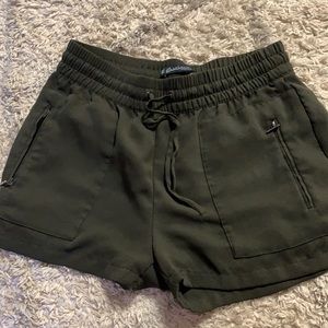 Medium dress shorts. super comfy.